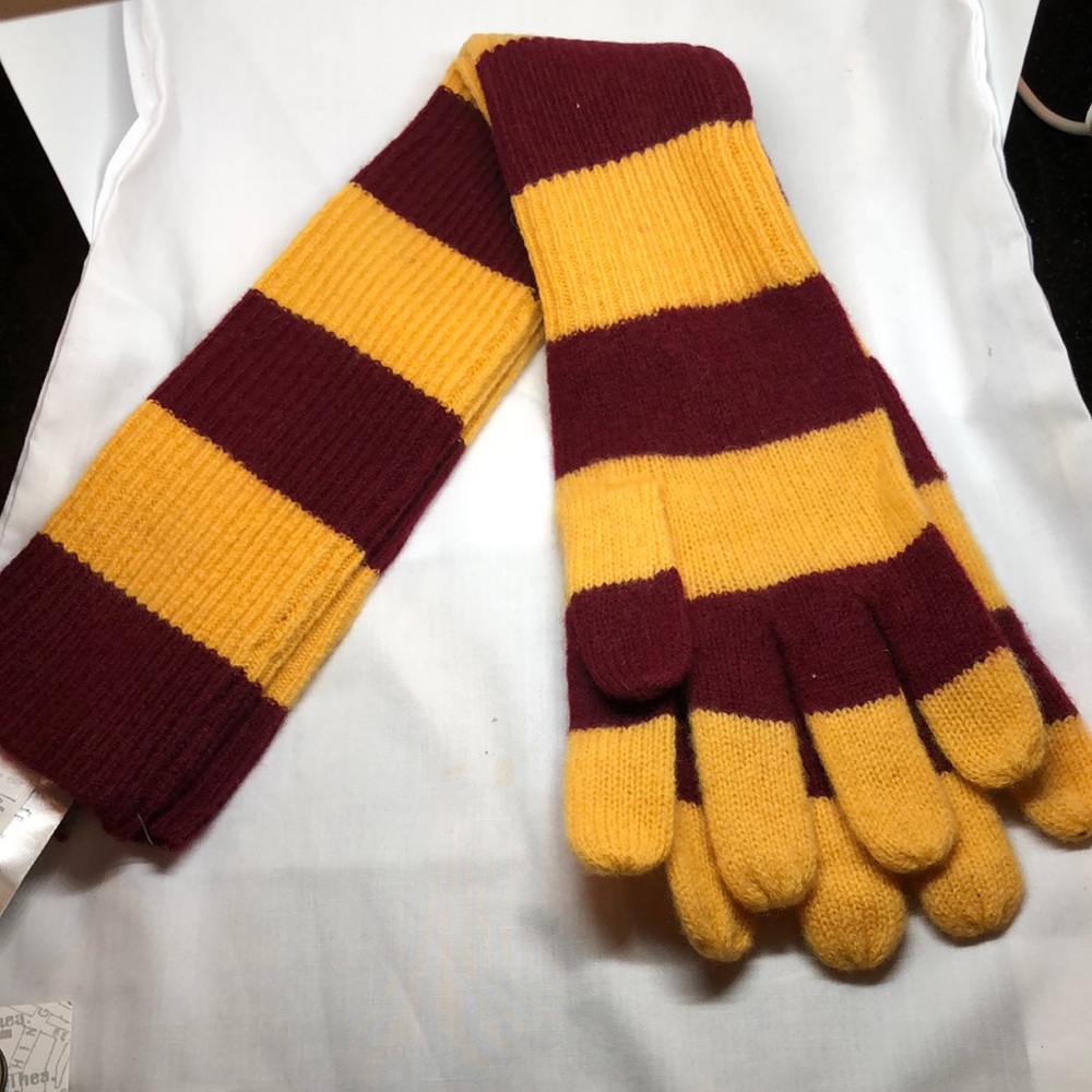 The MD Rugby stripe long glove in Mahred